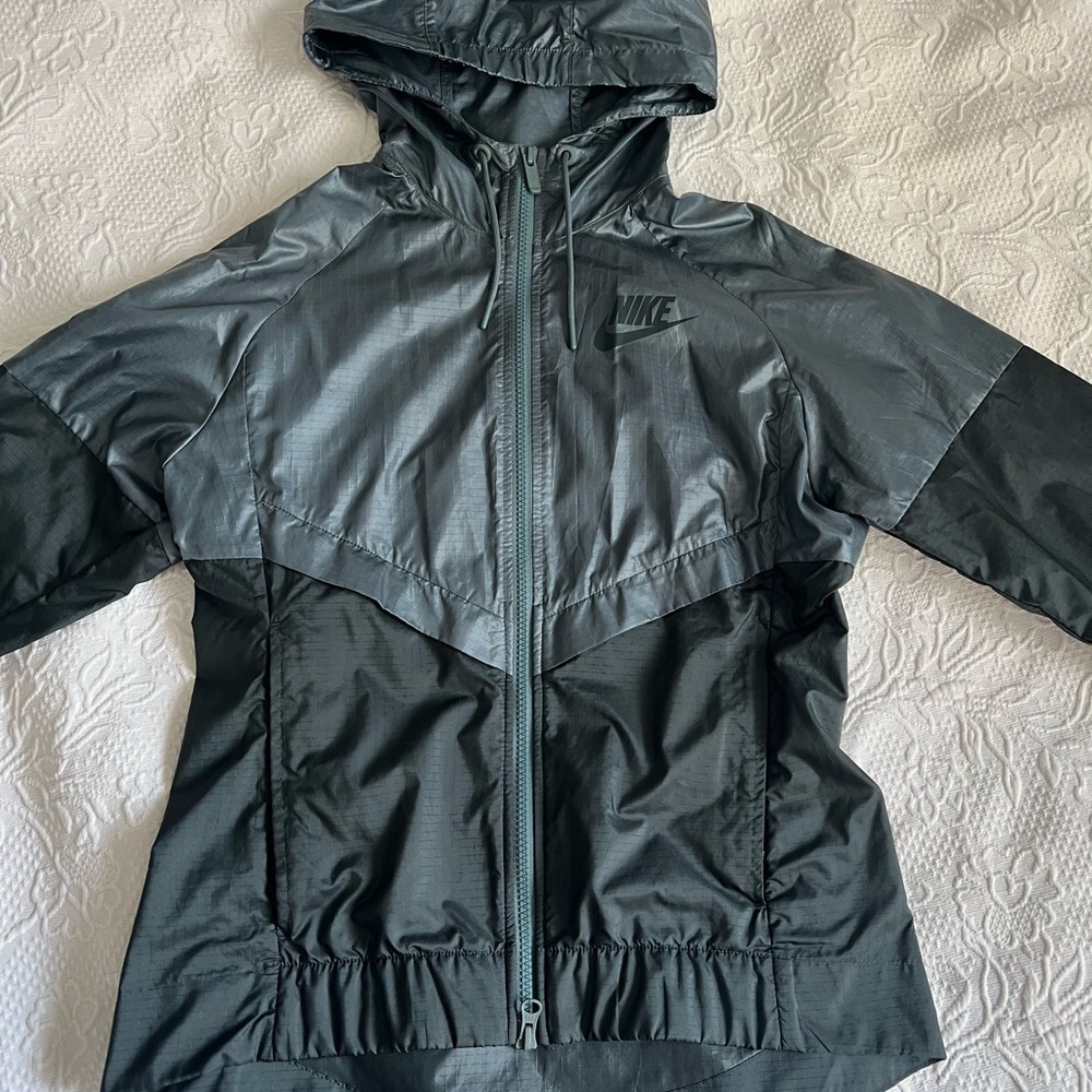 Nike Women's Two-Tone Windbreaker Jacket - Picture 3 of 11
